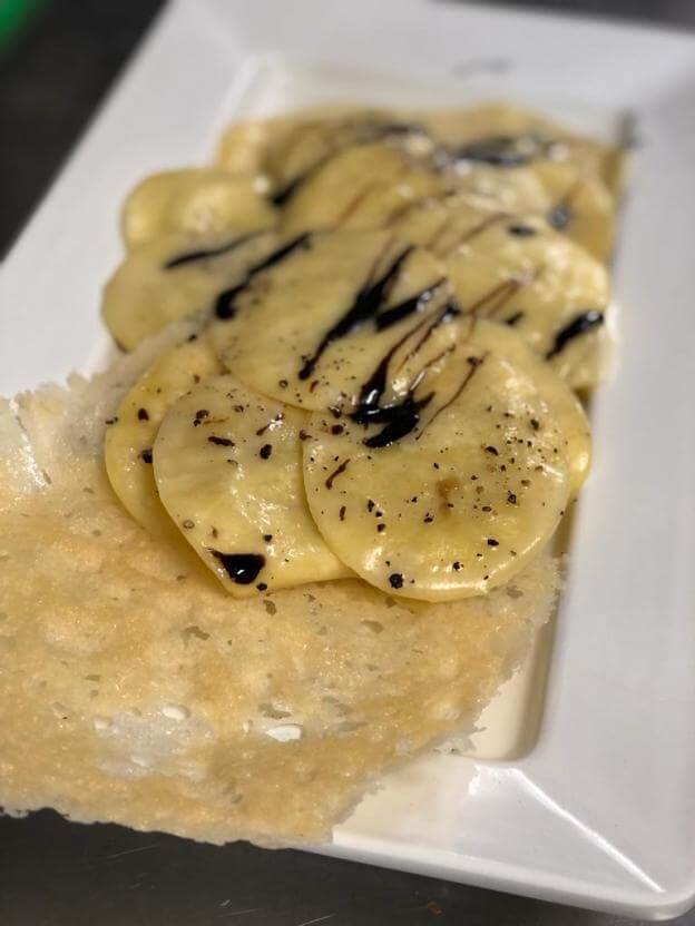 Ravioli di carciofi con pecorino e glassa al balsamico su cialda di parmigiano Ravioli di carciofi con pecorino e glassa al balsamico su cialda di parmigiano
