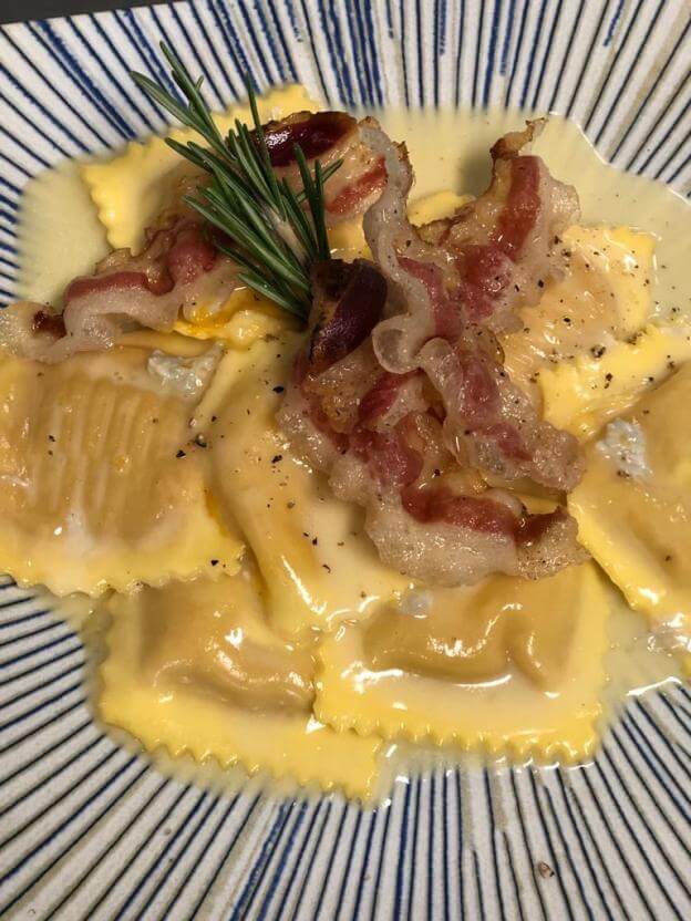 Ravioli di zucca con gorgonzola e guanciale croccante Ravioli di zucca con gorgonzola e guanciale croccante