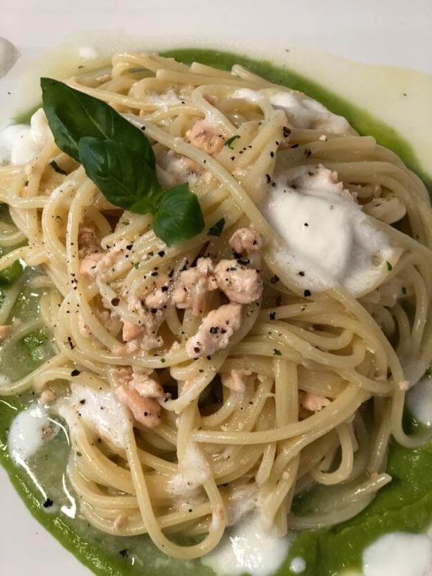 Spaghetti al salmone su crema di piselli e mozzarella di bufala Spaghetti al salmone su crema di piselli e mozzarella di bufala
